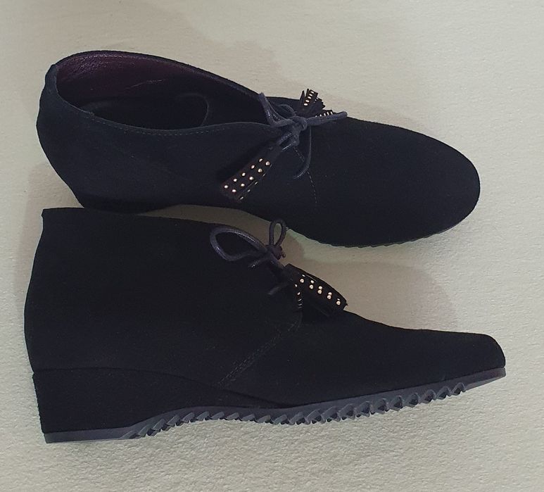 Vând  ghete damă  piele întoarsă.