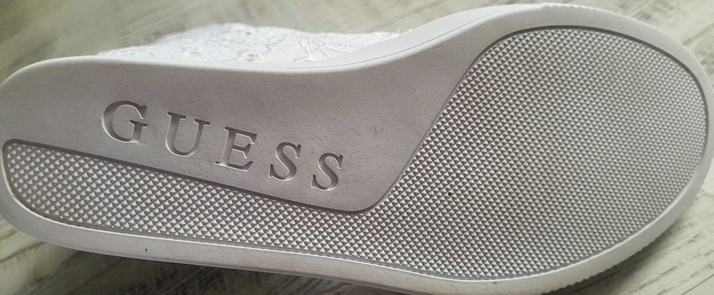 Incaltaminte dama Guess, tenesi suprainaltati la jumatate de pret