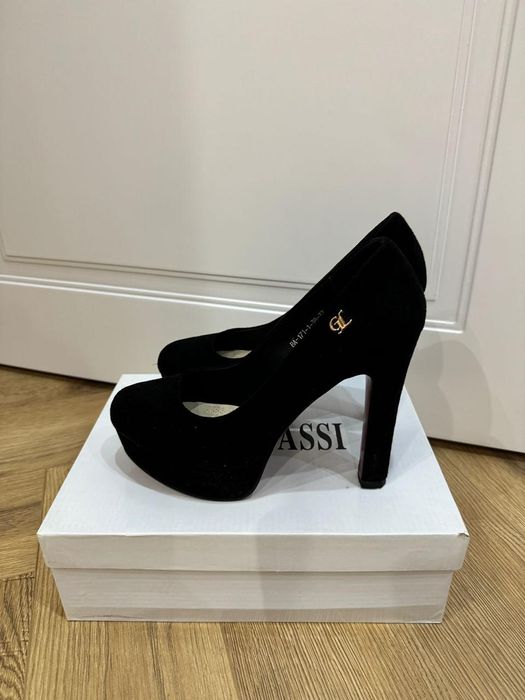 Новые туфли из замши-1500 тг. Трикотажная жилетка за Казах-ий шоколад!