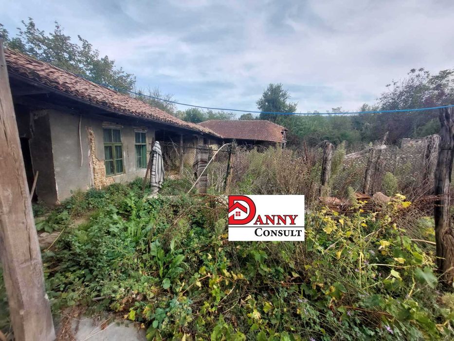 Частично реновирана къща с двор в с. Миндя