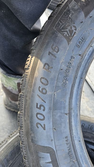 2бр гуми 205 60 16 дот 20 мишелин