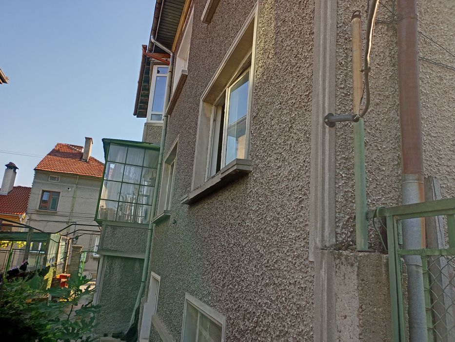 Продавам етаж от къща до басейна с гараж  136000 €.