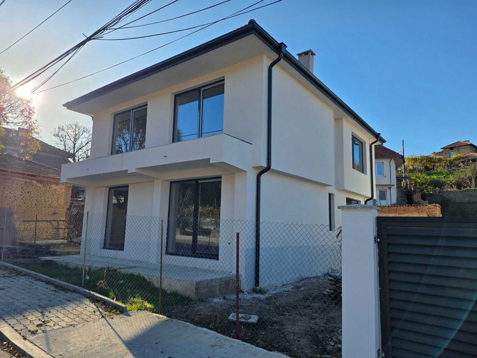 1788-Продава се двуетажна тухлена на плоча къща в кв. Добровски!