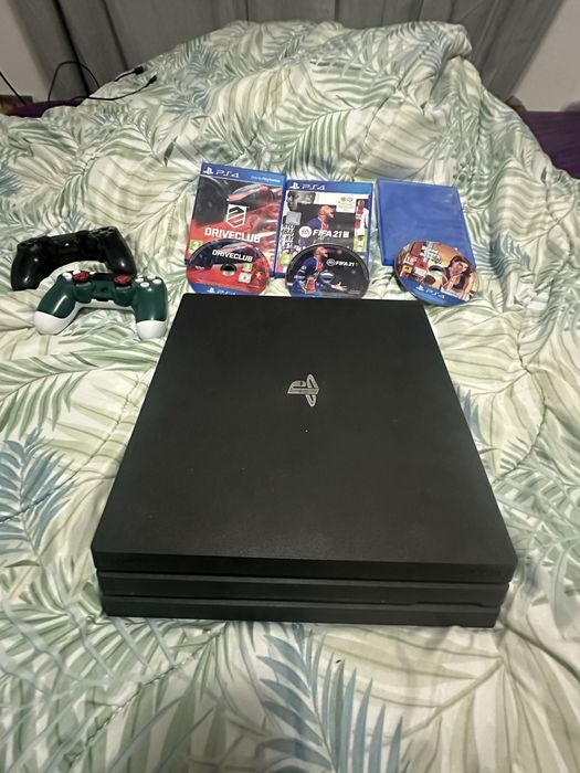 Vand ps4 pro cu jocuri si 2manete
