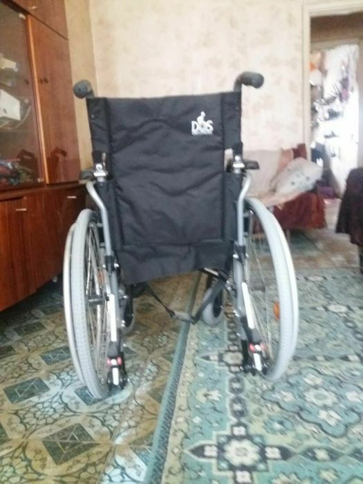 Продам новую инвалидную коляску.