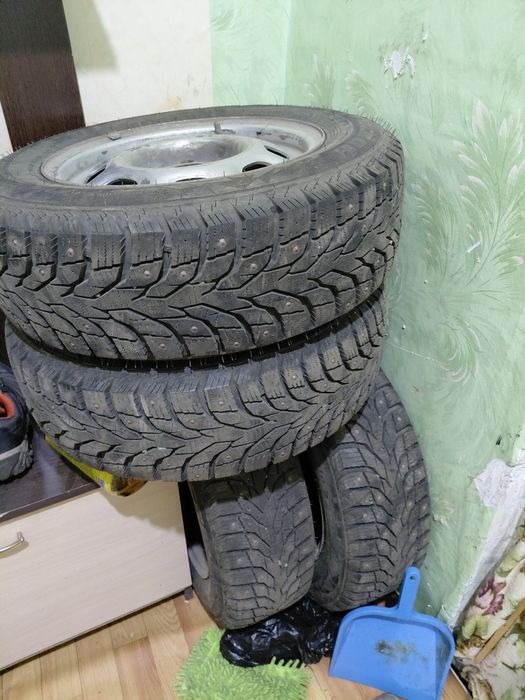 Продам  комплект дисков с шинами , оригинал ,