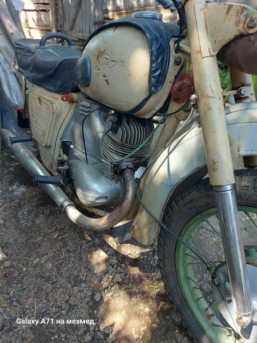 Мотоциклет Иж жълт