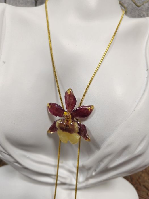 Колие с естествен цвят на мини орхидея.