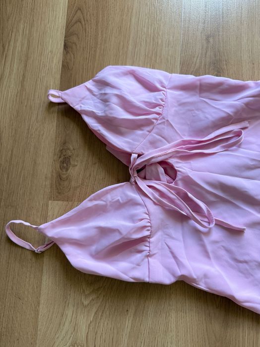 Розова рокля с връзки