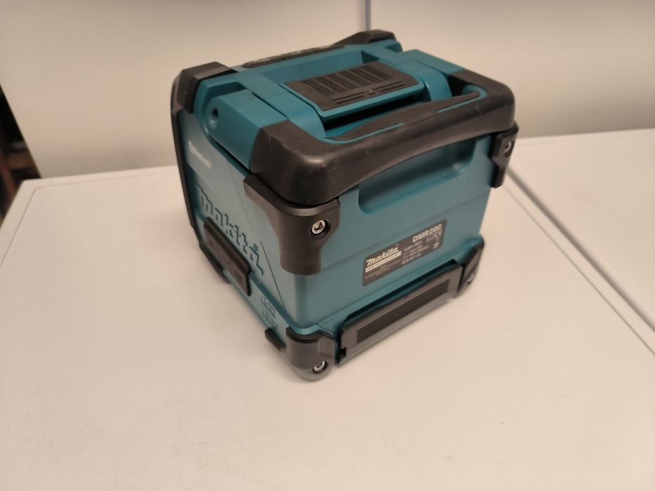 Makita блутут тонколона DMR200 и батерии