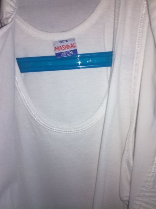 Продам 2 рубашки на 10-11 лет .Чёрные брюки .