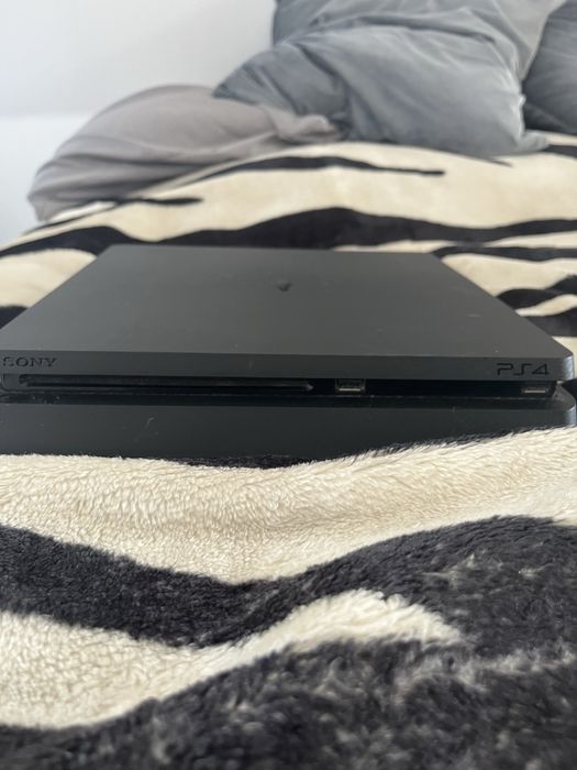PlayStation 4 slim - 1TB