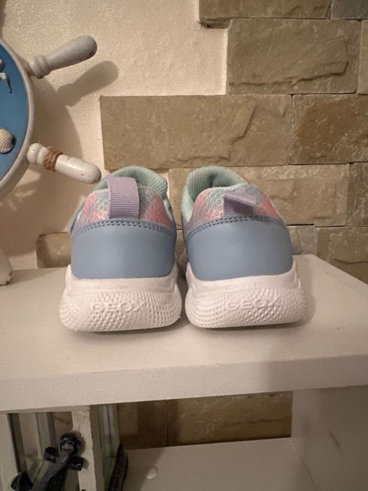 Продам детские кроссовки geox