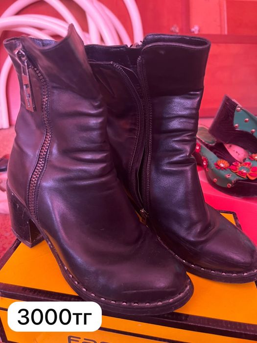 Срочно продаю б/у обувь рр35-36