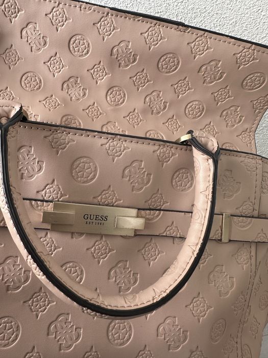 Розова чанта на Guess