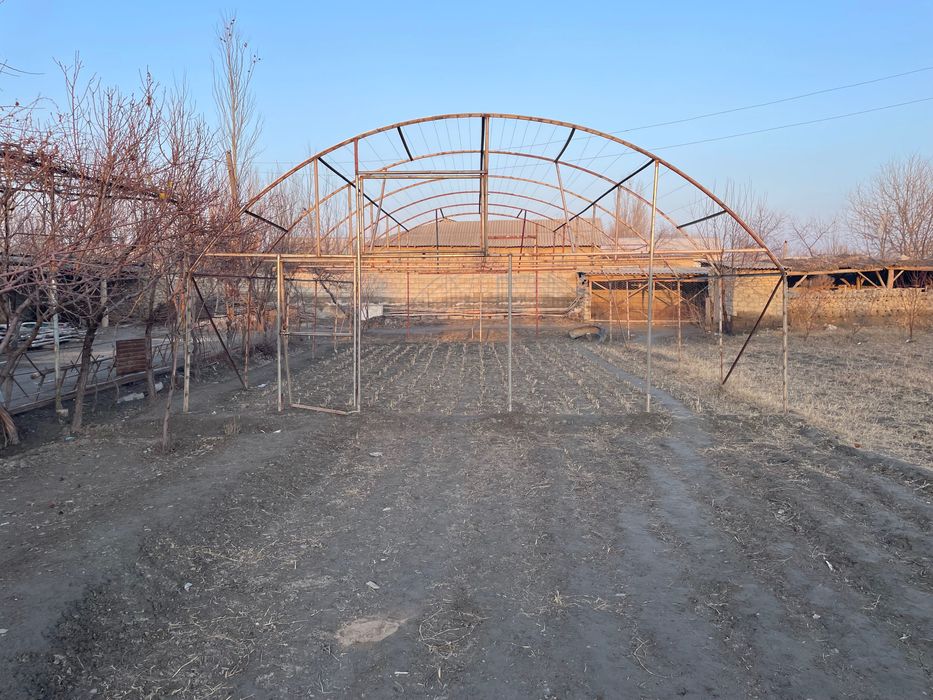 Окжарда ховлининг 10 сотих кисми сотилади.