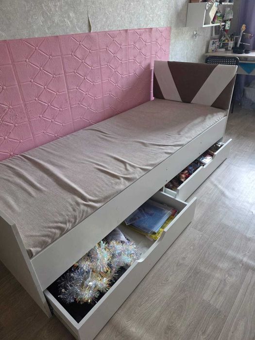 Продам  кровать 90х200