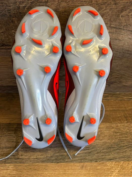 Футболни обувки Nike и Adidas