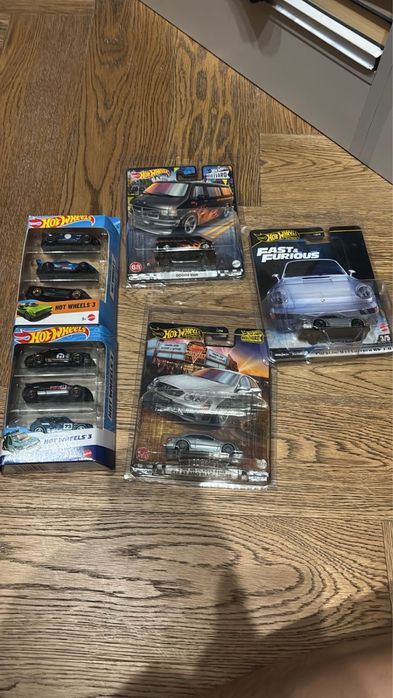 Продаю машинки хотвилс премиум и мейн серии