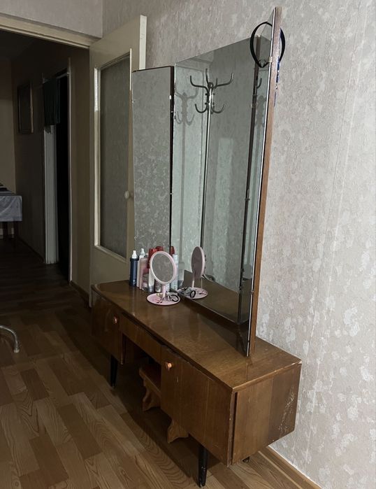 Срочно отдам трюмо совтеское