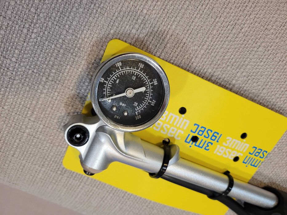 3/19 pompa suspensie 300 psi(identic cu RockShox)