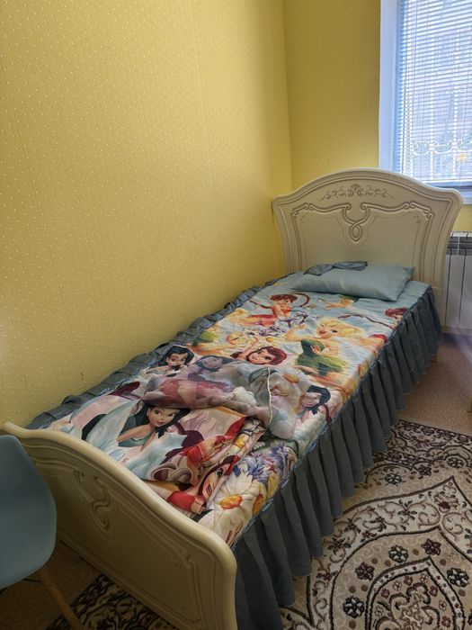 Детская кровать, матрас и стол