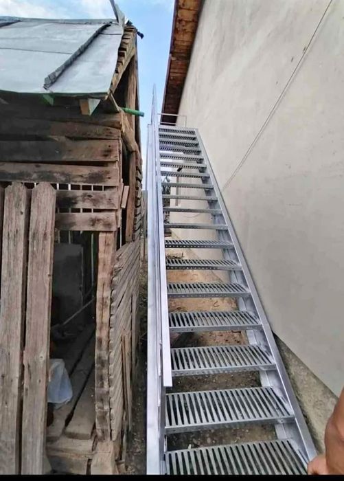 Confectionam scarii metalice zincate exterioare și pentru incendii , platforme, podete si balustrazi profesionale la cererea clientului . Asiguram tra
