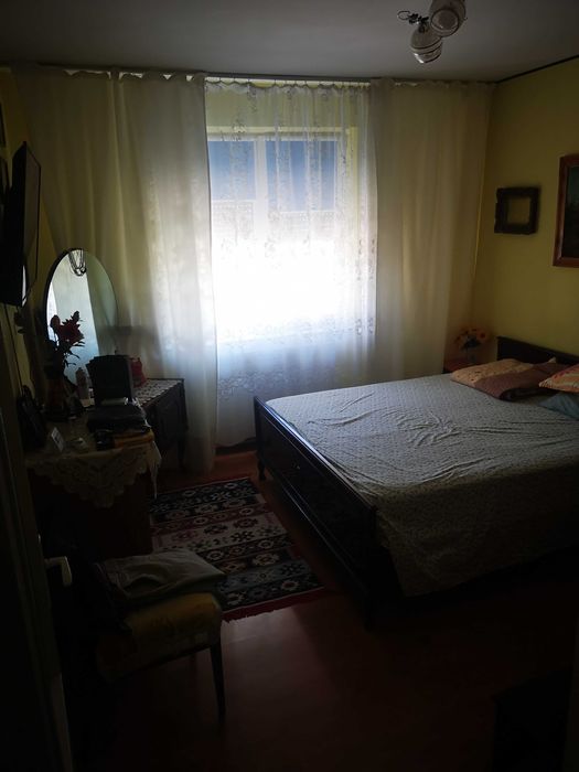 Apartament 4 camere (3 dormitoare + living), etaj 4, vizavi de Piața Vest, Tulcea – mobilat, balcon cu vedere superbă