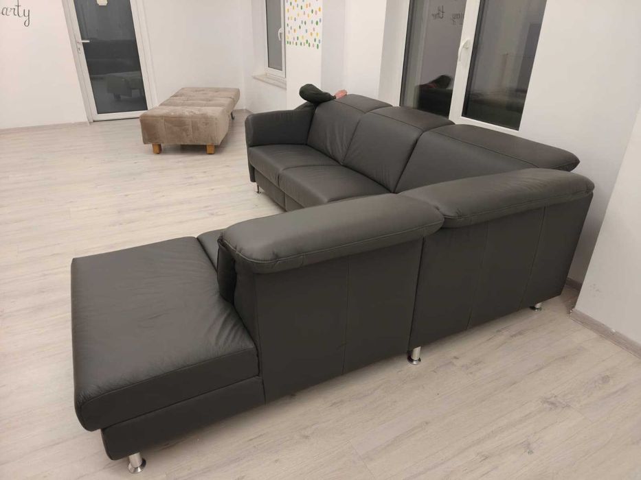 Canapea tip coltar din piele cu recliner extensibil electric