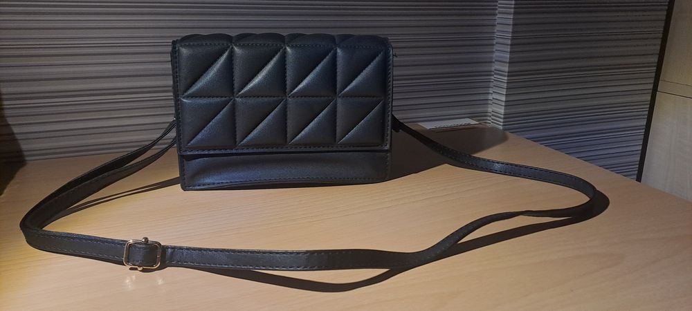 Черна семпла чанта