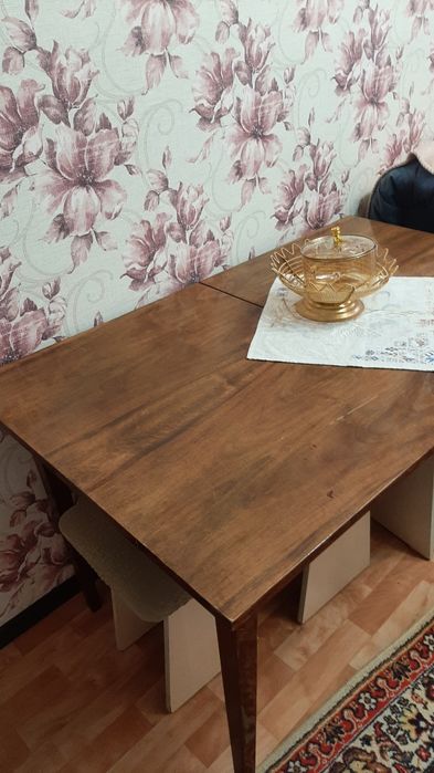 Стол   полированный.