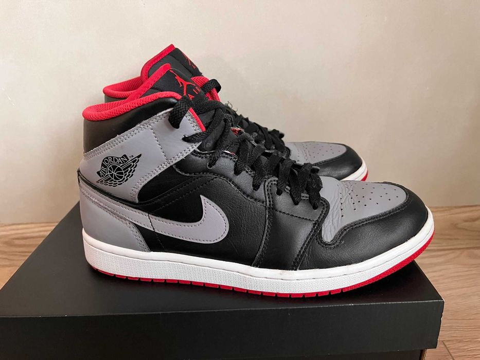 ОРИГИНАЛНИ Nike Air Jordan 1 mid в размер EUR42