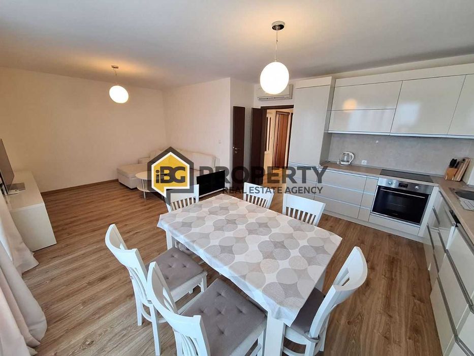 Тристаен апартамент с две бани и тоалетни в района на Бяла