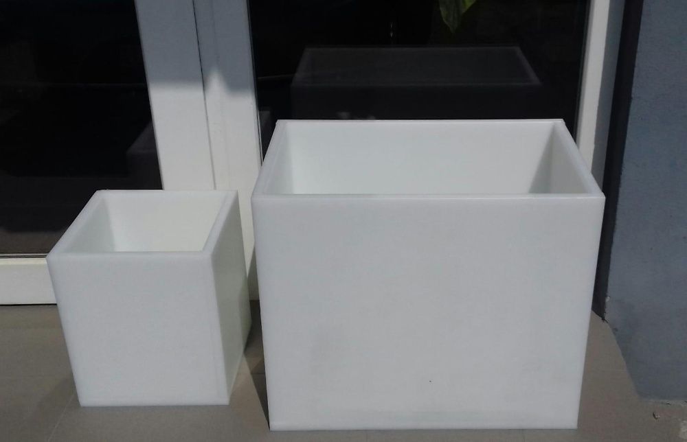 Jardiniere, ghivece de gradina si terasa din material plastic