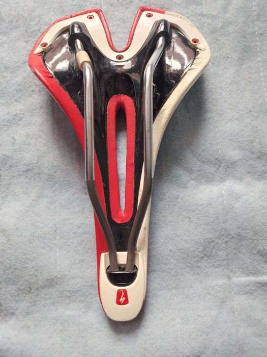 Продавам седалка за шосеен велосипед specialized test saddle