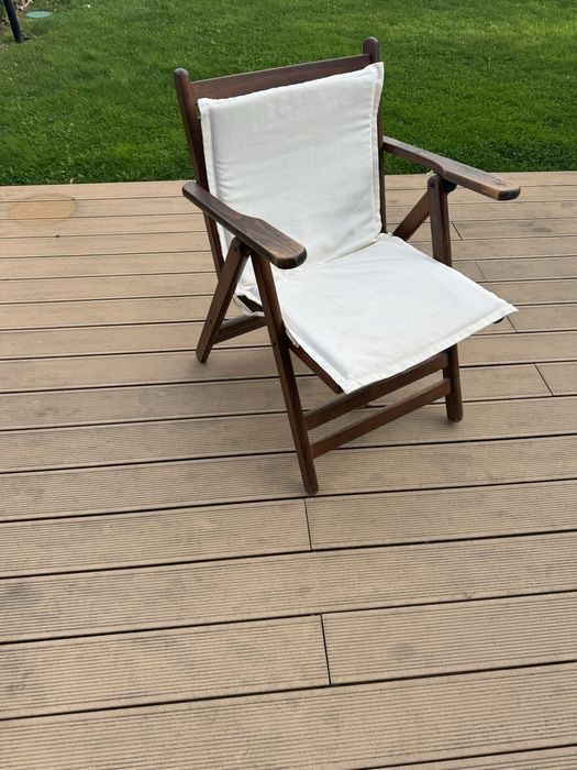 Дървени маси и столове