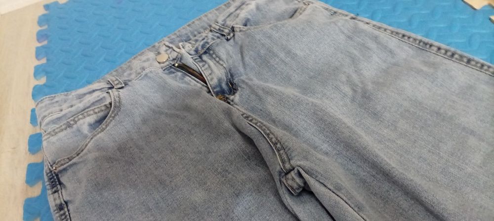 Продам голубые джинсы