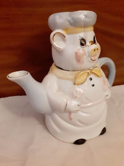 Два порцеланови чайника "Прасчо готвач" и"Торта"