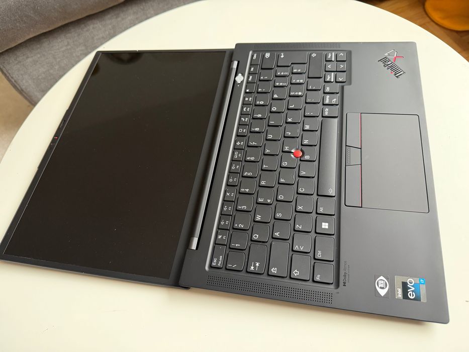 Lenovo ThinkPad X1 Carbon Gen 10 , i7  , 16 GB RAM - 1 TB SSD