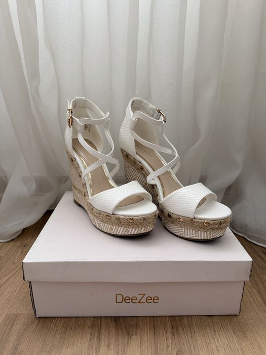 Бели сандали на платформа DeeZee