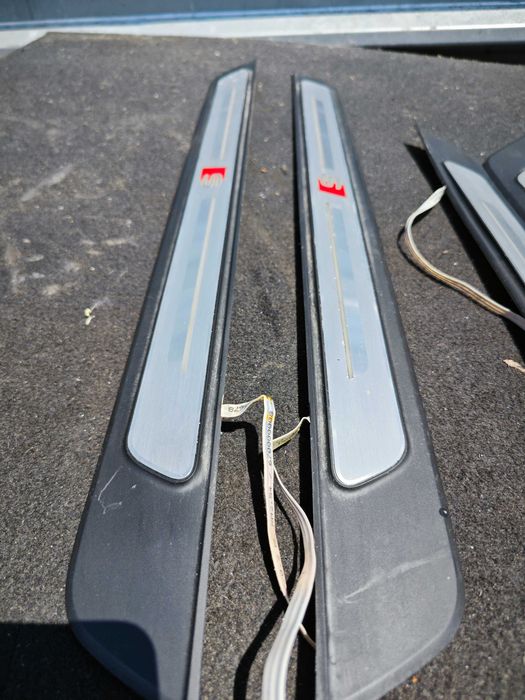 Светещи амбиентни лайсни на праговете S-line Audi A6 4K C8 прагове