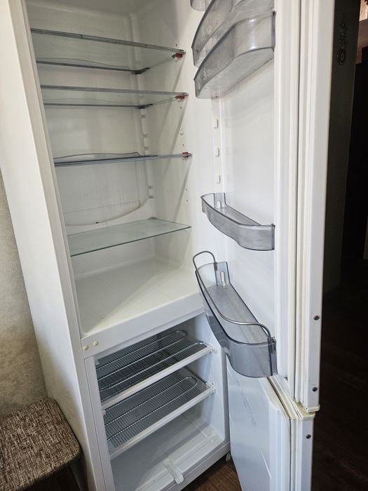 Продам холодильник двухкамерный