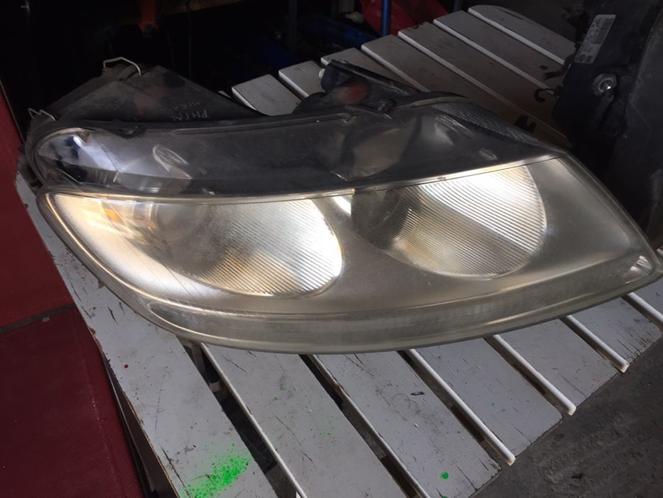Far Xenon Vw Phaeton St pret 700 lei buc impecabil