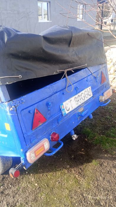 Remorcuta veche pe foi de arc