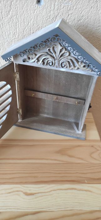 Холна маса, диван, скрин, нощни шкафчета, кутия за ключове