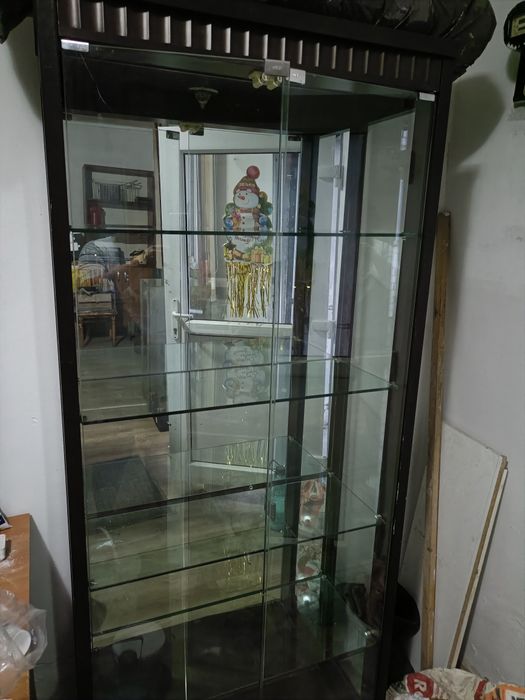 Продам красивый стеклянный шкаф
