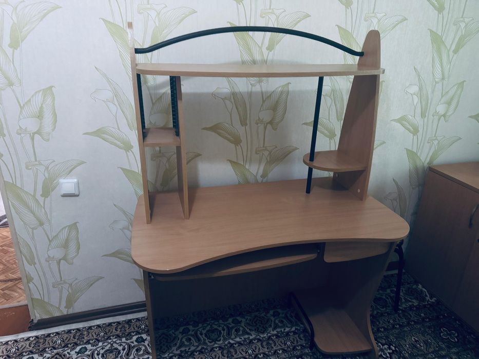 Продам Тахта-Диван. Компьютерный стол! Зеркало!