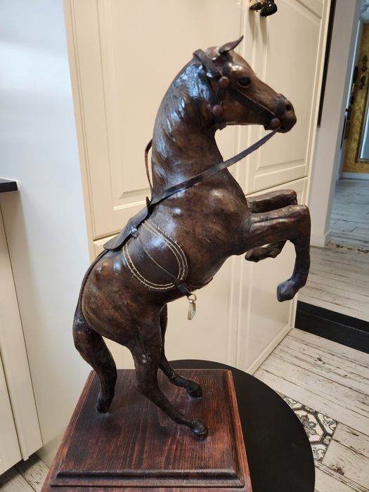 Винтидж кожена скулптура на конче