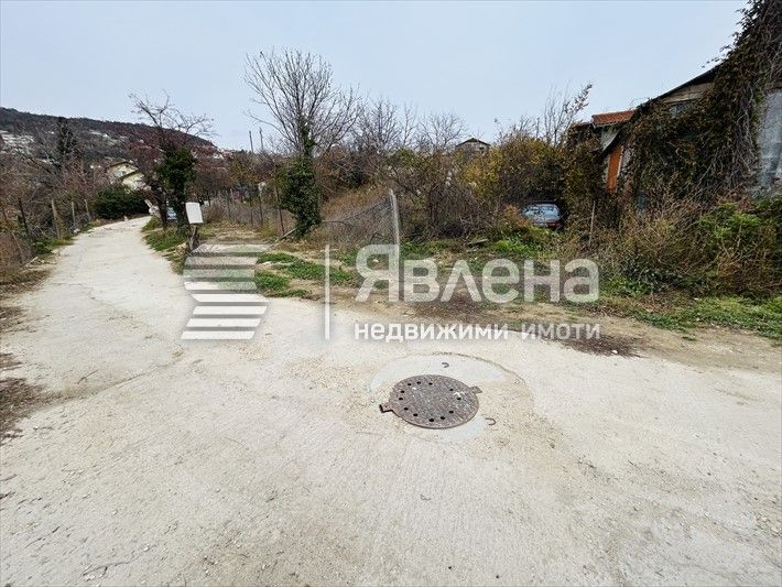 Слънчев панорамен парцел за фамилна къща!