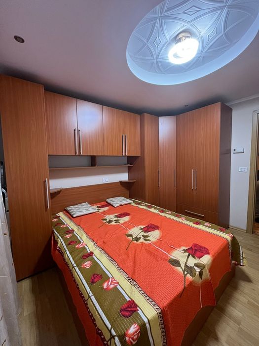 Închiriez apartament cu 2 camere